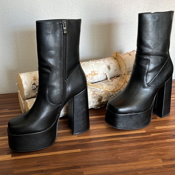 NASTY GAL FAUX LEATHER PLATFORM BOOTS ✨ - Picture 6 of 9
